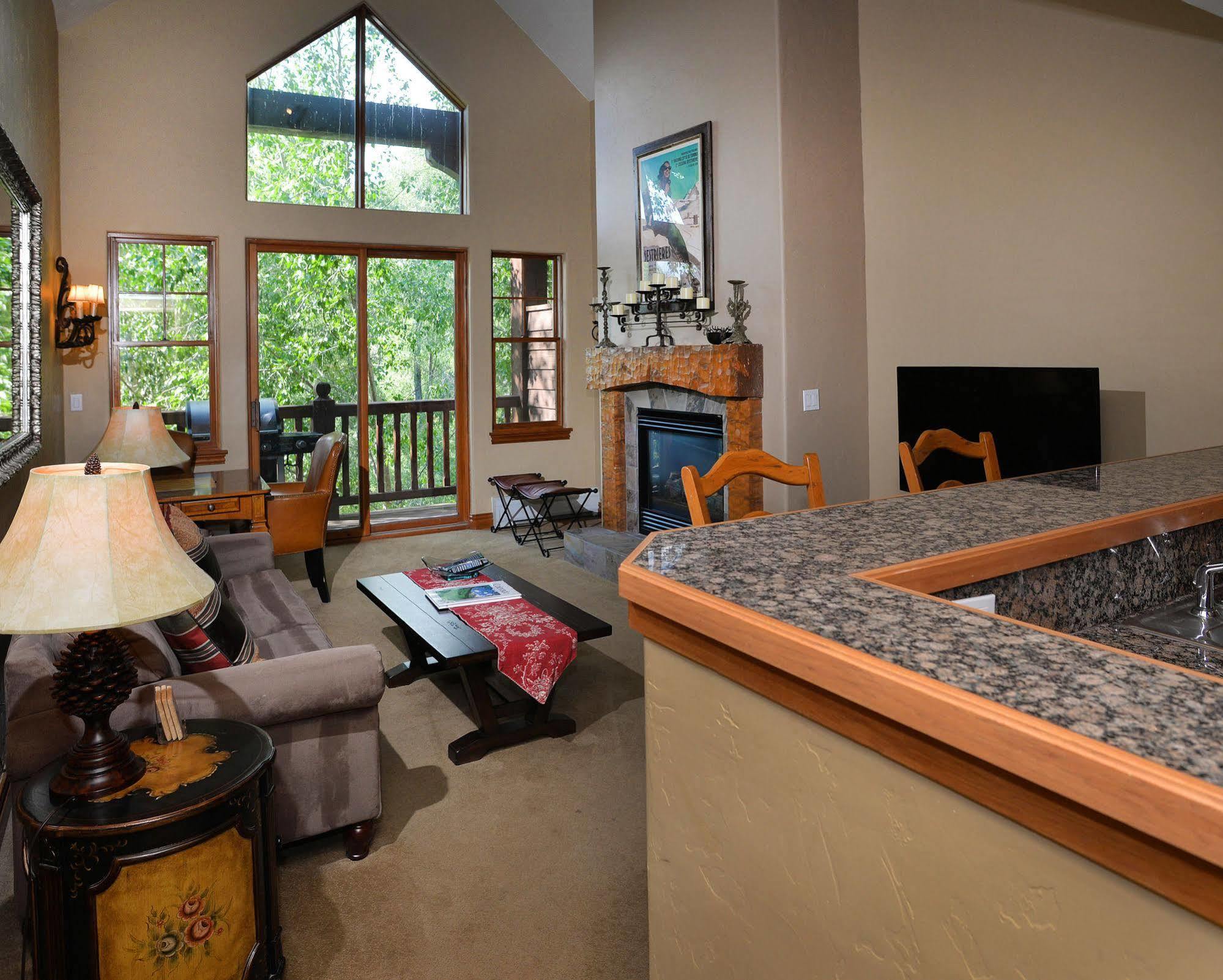 Lodge At Brookside Avon Village ภายนอก รูปภาพ