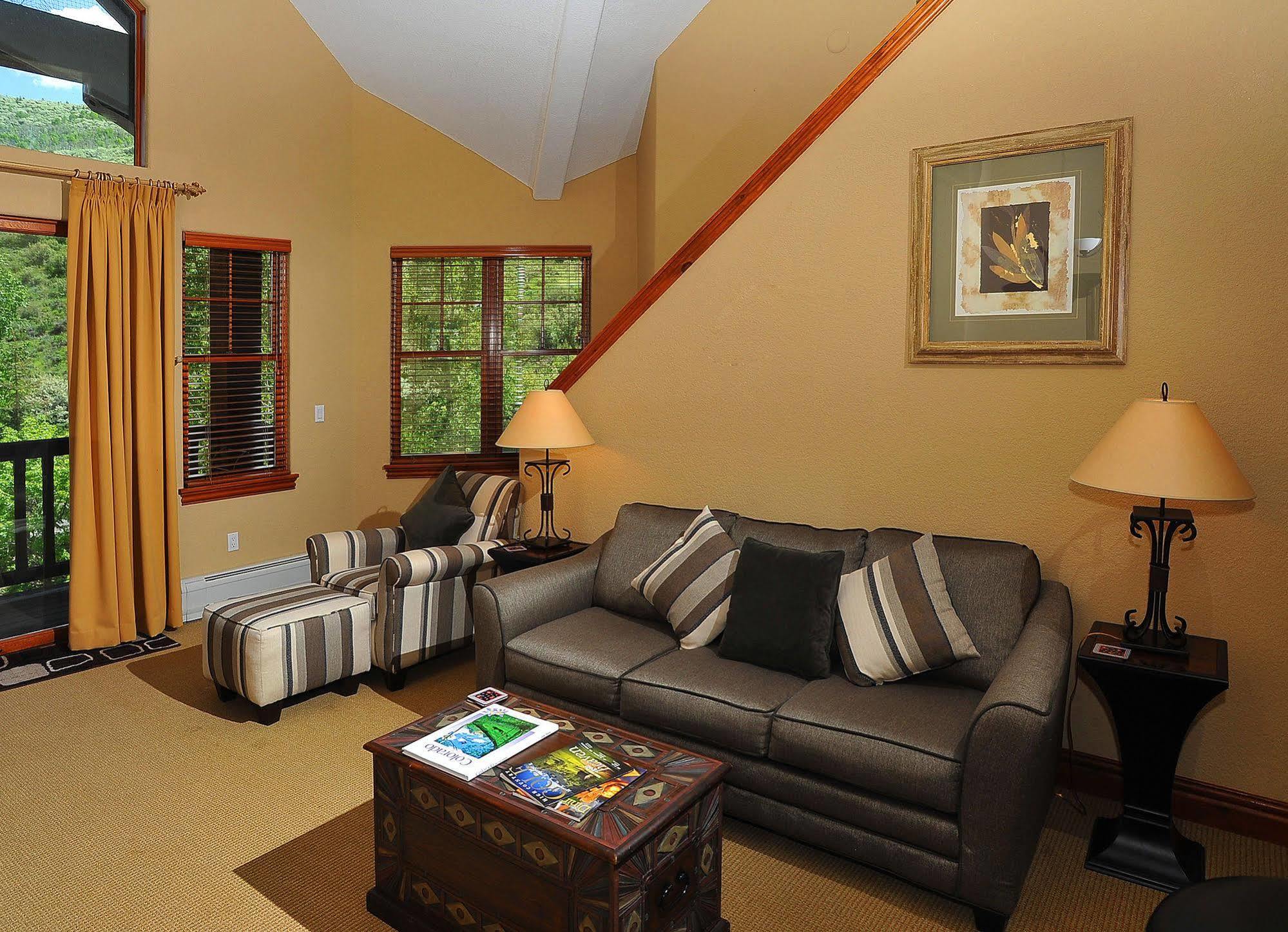 Lodge At Brookside Avon Village ภายนอก รูปภาพ